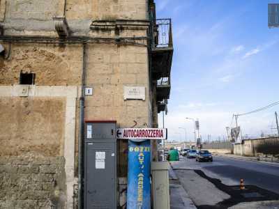 Il cartello che indica l'inizio di via Potenza, animata almeno di giorno da un'autocarrozzeria